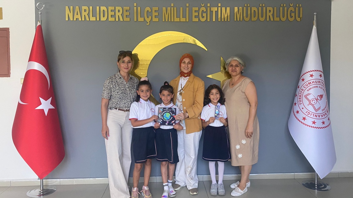 KÜÇÜK ELLER GÜÇLÜ KALEMLER PROJESİ İLE YAZDIKLARI İMZALI KİTAPLARI İLÇE MİLLİ EĞİTİM MÜDÜRÜMÜZE TAKDİM ETTİLER